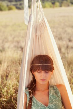 hamak günbatımında bir alanda kadın