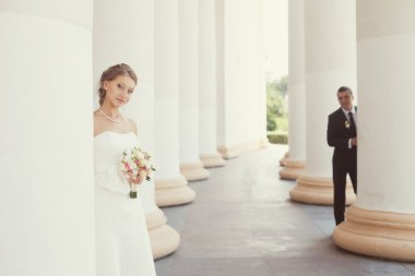 Gelin ve damat beyaz sütun poz