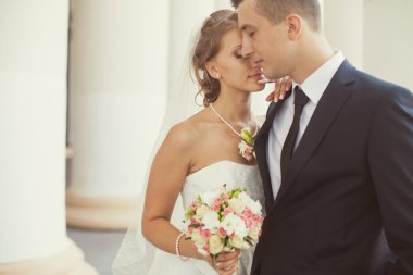 Gelin ve damat beyaz sütun poz