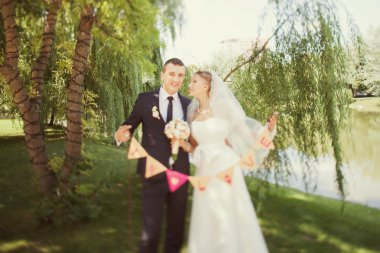 Gelin ve çelenk ile damat 