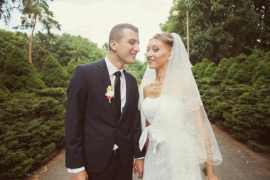 Gelin ve damat sokakta park üzerinde