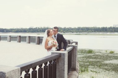 Gelin ve damat öpüşme