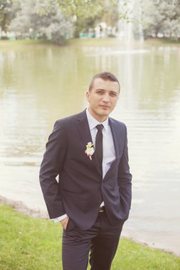 Göl kenarında damat