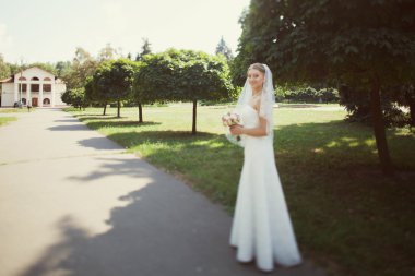 parkta yürüyüş gelin