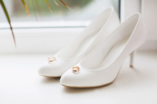 Wedding rings, bridal shoes — Stock Photo, Image