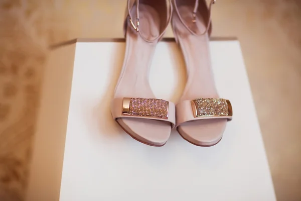 Gold bridal shoes — Stock Photo, Image