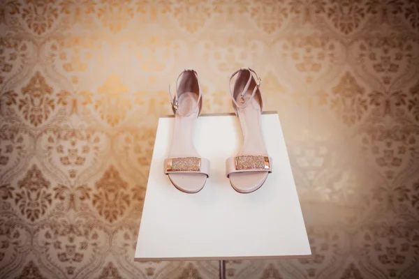 Gold bridal shoes — Stock Photo, Image