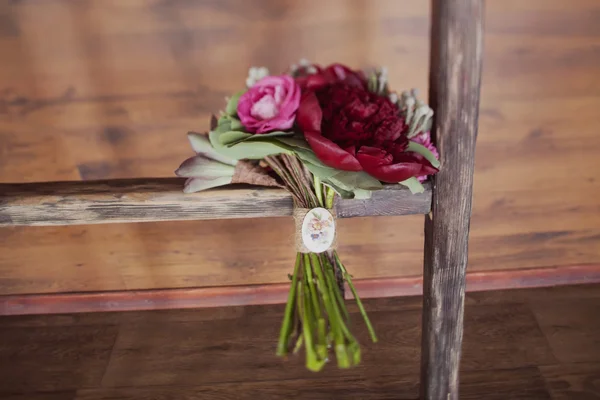 Bröllop bukett av röda och rosa rosor och pioner — Stockfoto