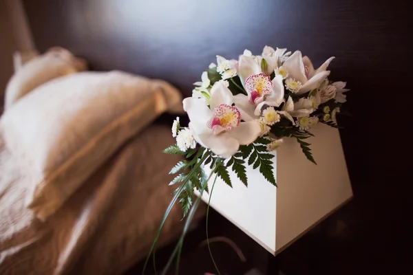 Ramo de boda rosa y blanco y anillos de boda — Foto de Stock