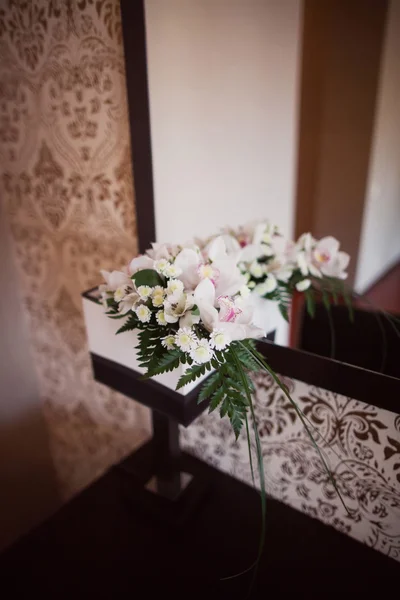 Różowy i biały bukiet ślubny i obrączki — Zdjęcie stockowe