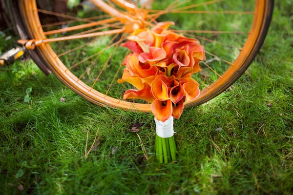 Wedding bouquet and orange bike — Stock Photo, Image