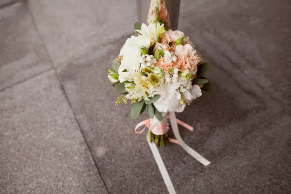 Roze en witte bruiloft boeket — Stockfoto