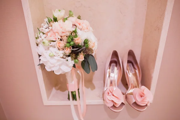 Wedding bouquet and  shoes — Stock Photo, Image