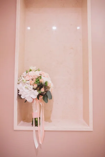 Roze en witte bruiloft boeket — Stockfoto