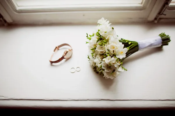 Ramo de novia blanco con anillos y un reloj — Foto de Stock