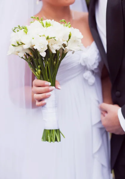 Bouquet de mariée entre les mains de la mariée — Photo