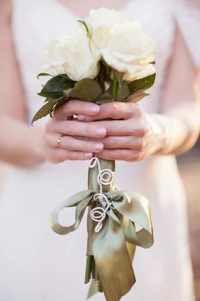 Bouquet de mariée entre les mains de la mariée — Photo