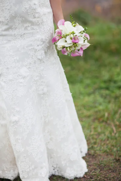 El ramo de novia en las manos de la novia — Foto de Stock