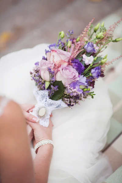 Bridal bouquet in the hands — Stock Photo, Image