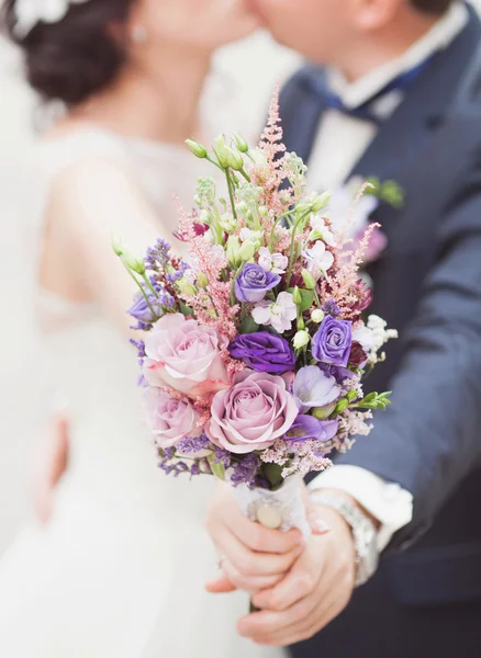 Blue and white wedding bouquet in the hands of the bride — Stock Photo, Image