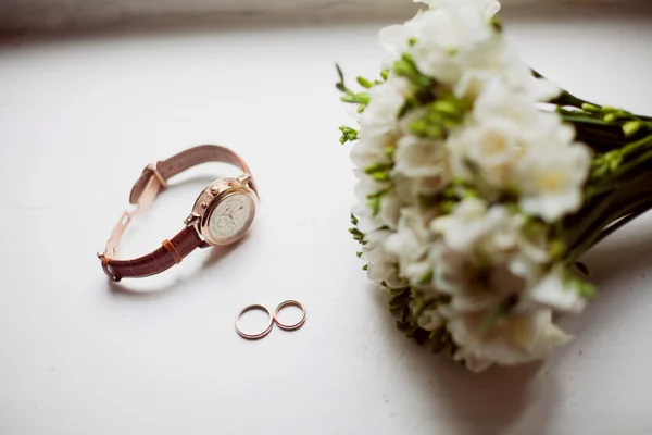 Bouquet de mariée avec anneaux et horloge — Photo