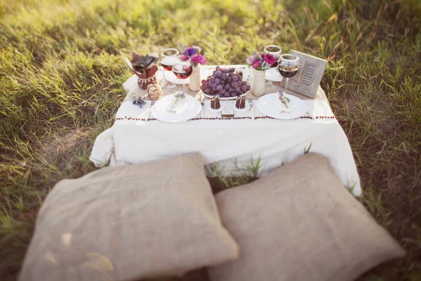 Table de mariage dans le parc — Photo