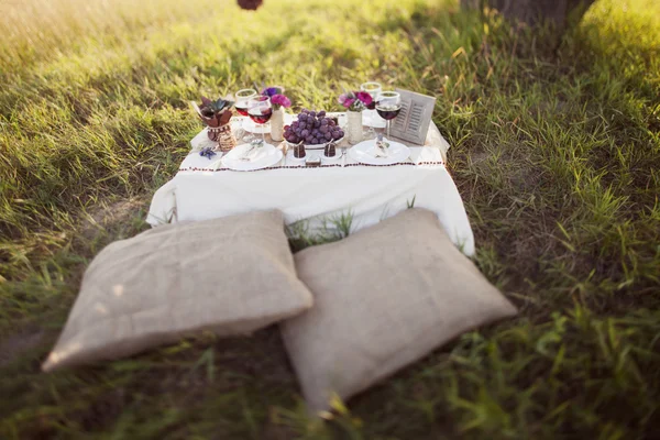 Table de mariage dans le parc — Photo