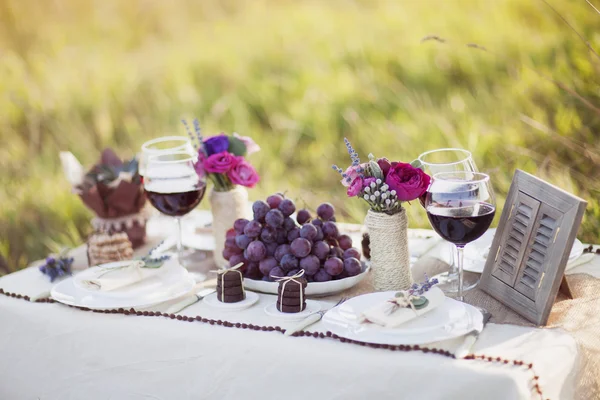 Parktaki düğün masası.