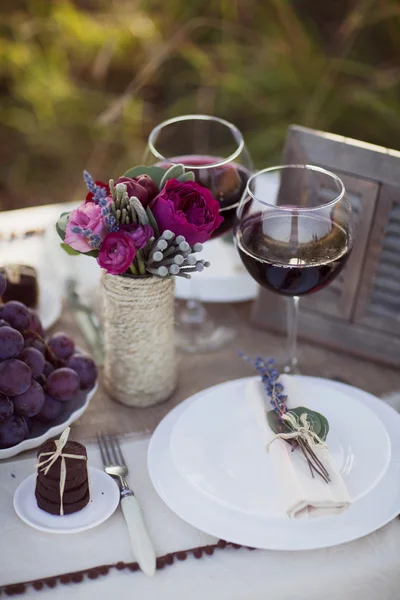 Parktaki düğün masası.