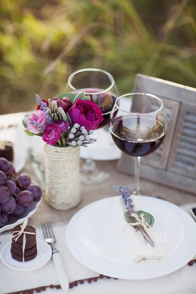 Wedding table in the park — Stock Photo, Image