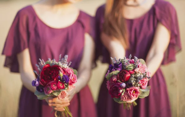 Подружки невесты со свадебным букетом — стоковое фото
