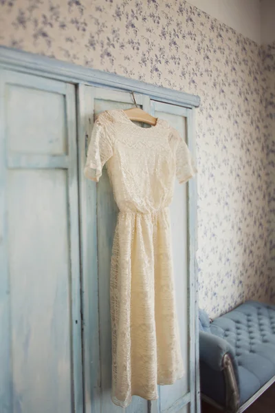 Vestido de novia colgado en un armario —  Fotos de Stock