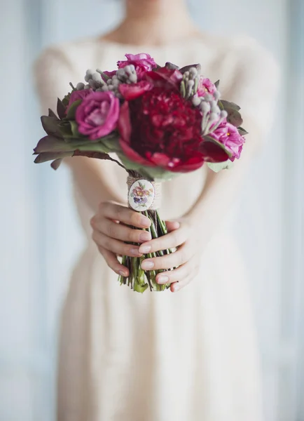 Buquê de casamento de rosas e peônias — Fotografia de Stock