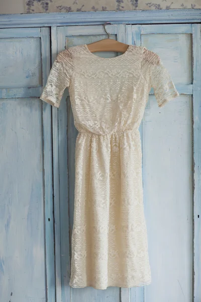 bir dolap üzerinde asılı gelinlik