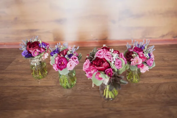 Ramos de boda de rosas rojas y rosas rosadas y propiónico — Foto de Stock