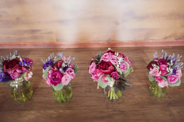 Bröllopsbuketter av röda och rosa rosor och propionsyra — Stockfoto