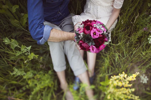 Wedding bouquet in the hands of the bride — Stock Photo, Image