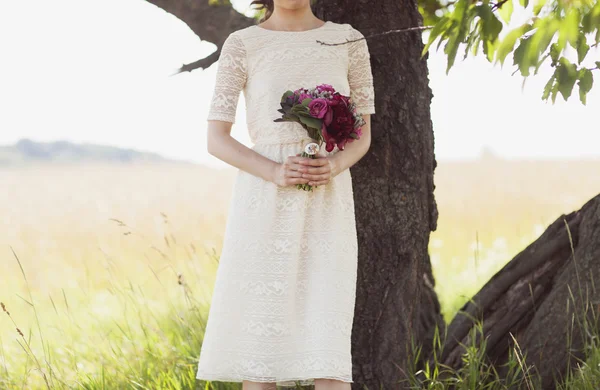 Wedding bouquet  in the hands of the bride — Stock Photo, Image