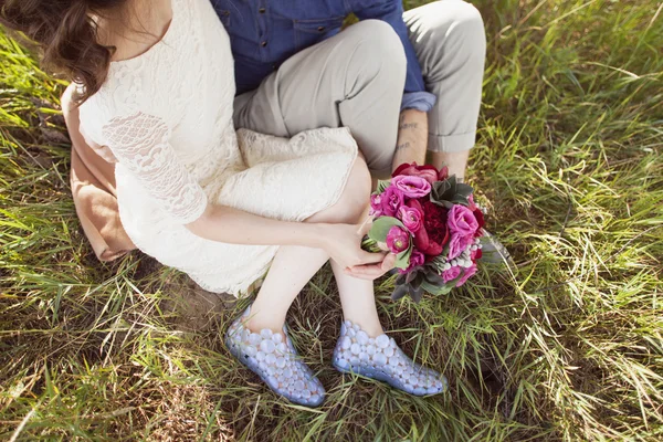 Bride and groom on the grass — Stock Photo, Image