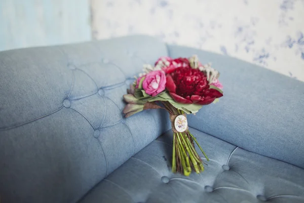 Ramo de boda de rosas y peonías — Foto de Stock