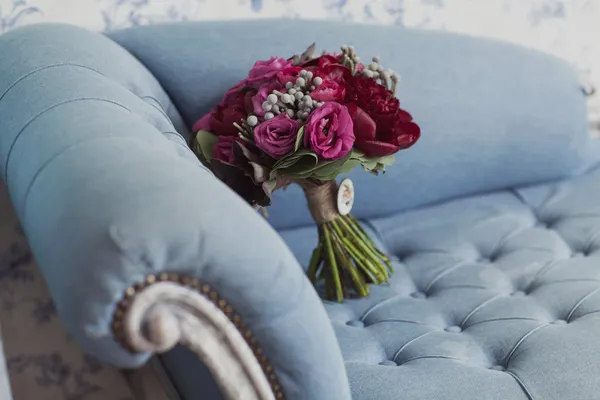 Ramo de boda de rosas y peonías — Foto de Stock