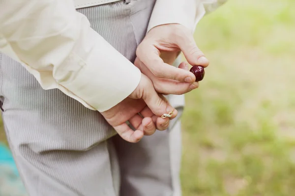 Groom com uma aliança de casamento e cereja — Fotografia de Stock