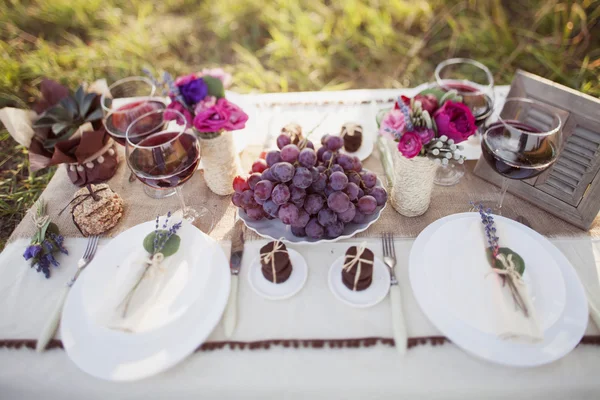 Mesa de boda con vino y uvas — Foto de Stock