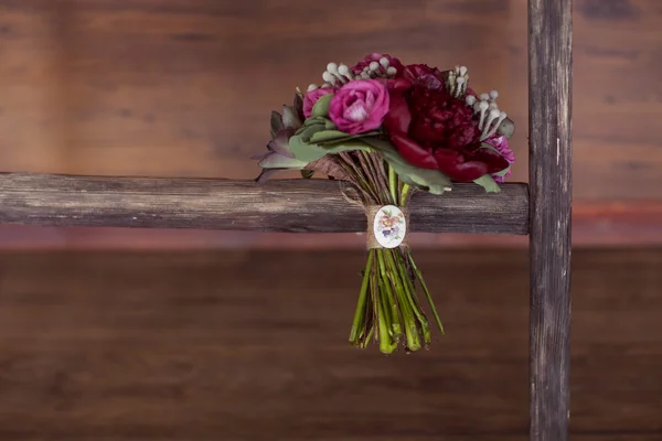 Bouquet da sposa di rose rosse e rosa e peonie — Foto Stock