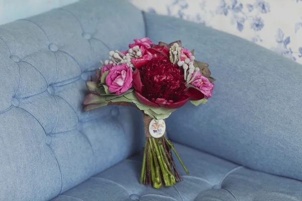 Bröllop bukett av röda och rosa rosor och pioner — Stockfoto