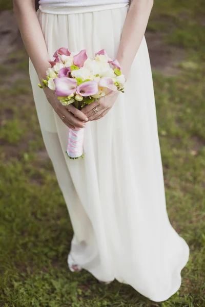 Wedding bouquet in the hands of the bride — Stock Photo, Image