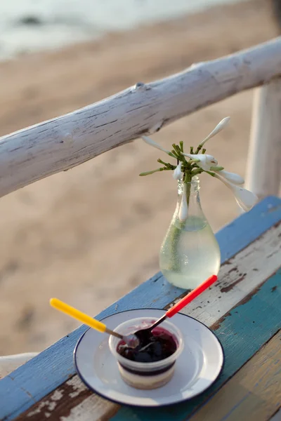 Breakfast on the beach — Stock Photo, Image