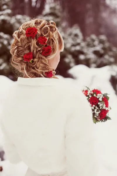 Acconciatura sposa con rose rosse — Foto Stock