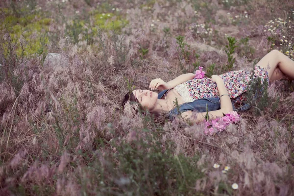 Vrouw liggend op het gras — Stockfoto