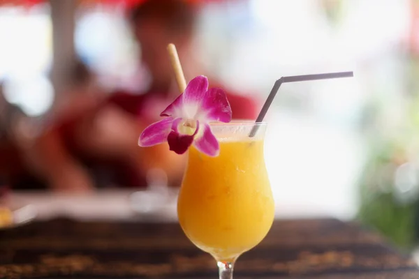 Frischer Saft am Strand — Stockfoto